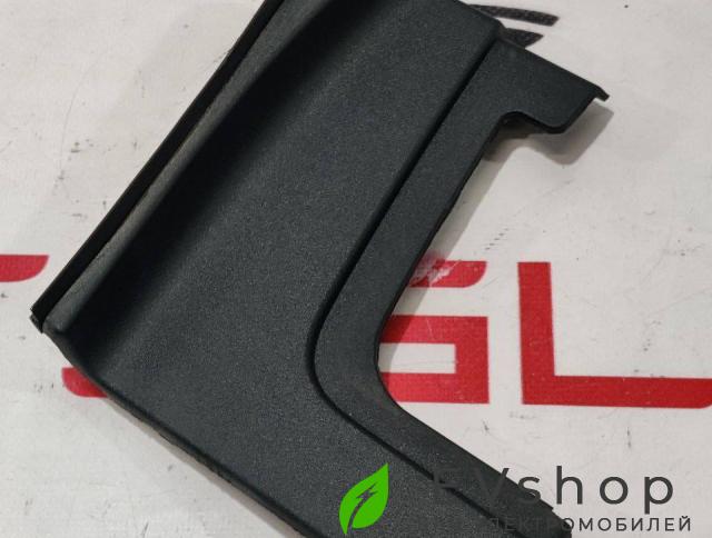Накладка багажника внутренняя (пластик) Rivian R1T 1 поколение 2022, PT00030677, PT00032837 - фото №1