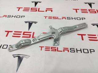 Кронштейн крепления обшивки двери Rivian R1T 1 поколение 2022, PT00033671D