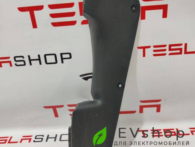 Кронштейн накладки колесной арки Rivian R1T 1 поколение 2022, PT00003208F, PT00015743-G - фото №1