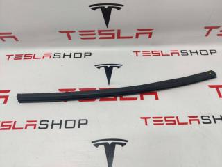 Уплотнитель стекла Rivian R1T 1 поколение 2022