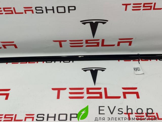 молдинг двери передней левой Rivian R1T 1 поколение 2022, PT00002203, PT00041939 - фото №1