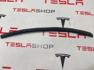 Уплотнитель стекла Rivian R1T 1 поколение 2022