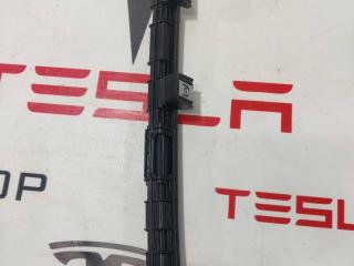 направляющая стеклоподъемника переднего Rivian R1T 1 поколение 2022, PT00015527, PT00042018