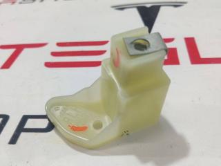 Кронштейн крепления обшивки двери Rivian R1T 1 поколение 2022, PT00240385