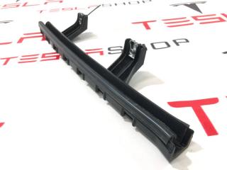 направляющая стеклоподъемника переднего Rivian R1T 1 поколение 2022, PT00002315, PT00046300