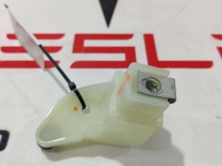 Кронштейн крепления обшивки двери Rivian R1T 1 поколение 2022, PT00240387