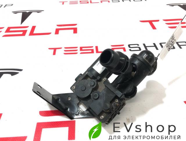 Клапан 3-х ходовой системы охлаждения Rivian R1T 1 поколение 2022, PT00015978 - фото №1