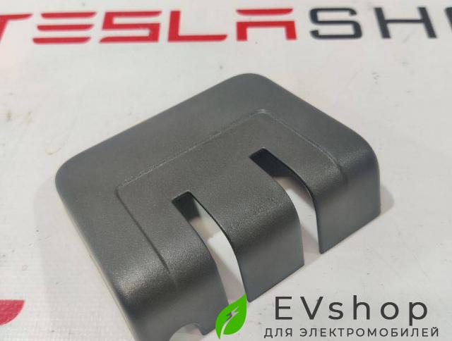 Накладка 2-го ряда сидений Rivian R1T 1 поколение 2022, PT00030862-E, PT00030861-E, PT00051521-C - фото №1