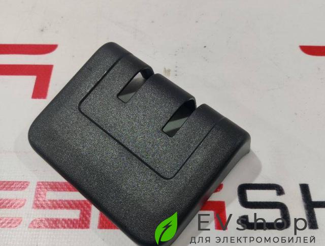 Накладка 2-го ряда сидений Rivian R1T 1 поколение 2022, PT00030862-E, PT00030861-E, PT00051521-C - фото №1