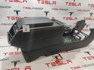 консоль салона (центральная часть) Rivian R1T 1 поколение 2022, PT00000877