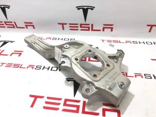 кулак поворотный правый Rivian R1T 1 поколение 2022, PT00001860