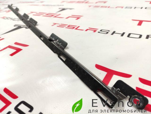 Кронштейн крепления порога Rivian R1T 1 поколение 2022, 00054347B - фото №1