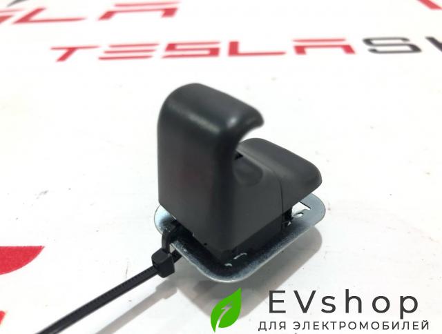 Крепление (крючок) солнцезащитного козырька Rivian R1T 1 поколение 2022, PT00001281-J-001, PT00001292-J-001 - фото №1