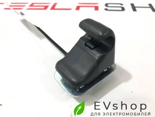 Крепление (крючок) солнцезащитного козырька Rivian R1T 1 поколение 2022, PT00001281-J-001, PT00001292-J-001 - фото №1