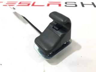 Крепление (крючок) солнцезащитного козырька Rivian R1T 1 поколение 2022, PT00001281-J-001, PT00001292-J-001