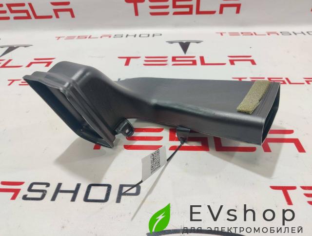 Воздуховод центральной панели Rivian R1T 1 поколение 2022, PT00029893-E - фото №1