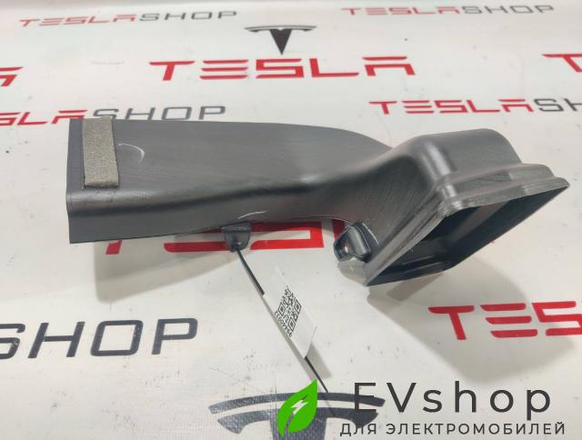 Воздуховод центральной панели Rivian R1T 1 поколение 2022, PT00000840-H - фото №1