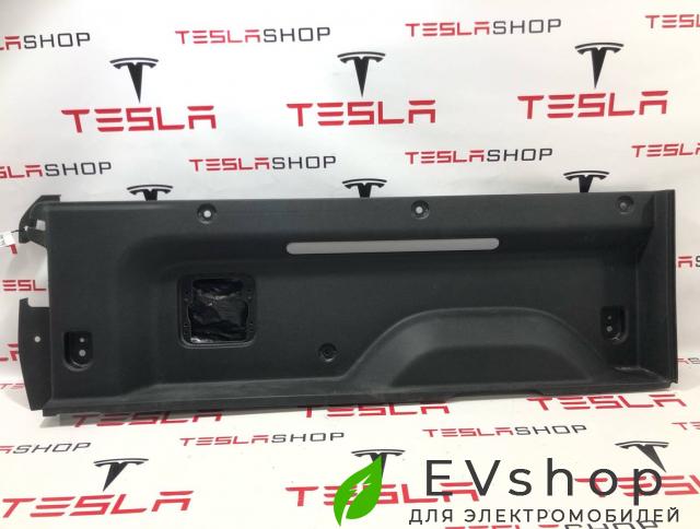 Накладка багажника внутренняя (пластик) Rivian R1T 1 поколение 2022, PT00000468, PT00000351-H, PT00016620 - фото №1