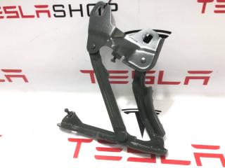 петля капота левая Rivian R1T 1 поколение 2022, PT00002392