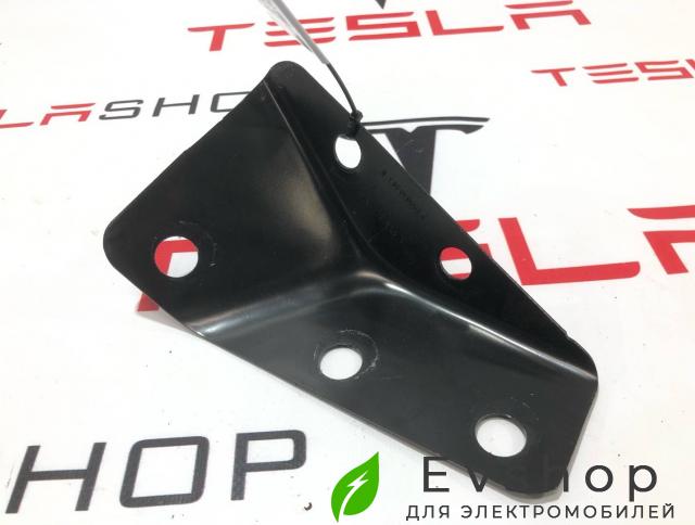 кронштейн (крепление) Rivian R1T 1 поколение 2022, PT00038363-D - фото №1