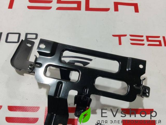 кронштейн (крепление) Rivian R1T 1 поколение 2022, PT00000468, 3500A026 - фото №1