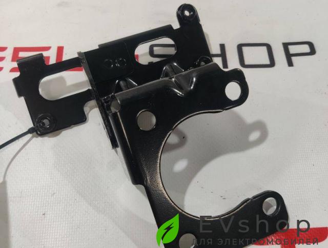 кронштейн (крепление) Rivian R1T 1 поколение 2022, PT00018022 - фото №1