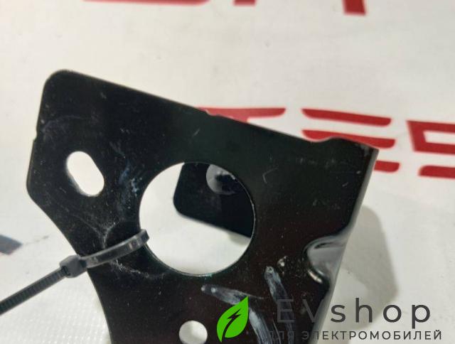 кронштейн (крепление) Rivian R1T 1 поколение 2022 - фото №1