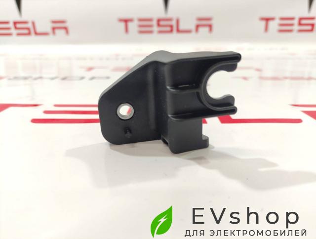 кронштейн (крепление) Rivian R1T 1 поколение 2022, PT00031000 - фото №1