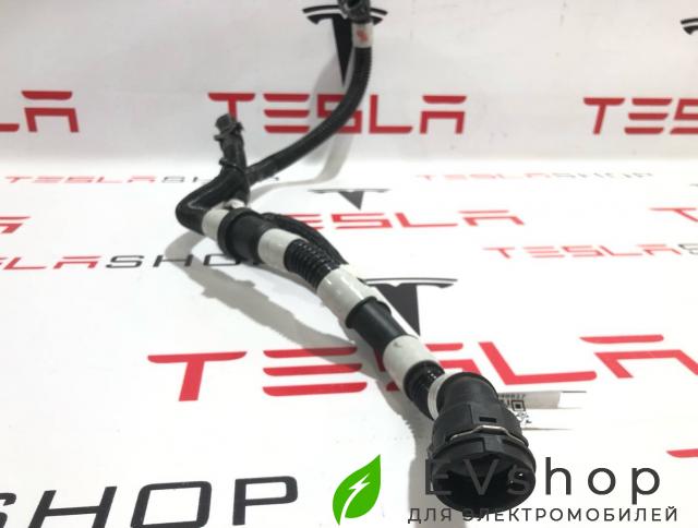 Патрубок системы охлаждения (RIVIAN R1T) Rivian R1T 1 поколение 2022, PT00061735-E, PT00061705-E - фото №1