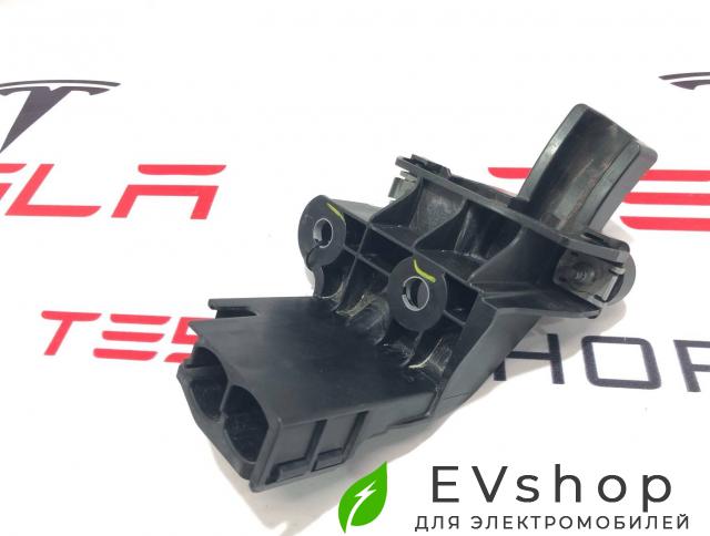 кронштейн (крепление) Rivian R1T 1 поколение 2022, PT00061443-B, C100061442-B, PT00042389-C - фото №1