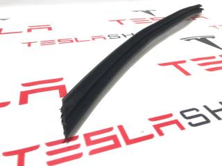 Уплотнитель стекла внутренний двери Rivian R1T 1 поколение 2022, PT00002202, PT00002204
