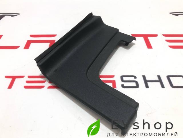 Накладка багажника внутренняя (пластик) Rivian R1T 1 поколение 2022, PT00030677, PT00032837 - фото №1