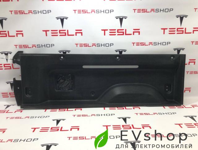 Накладка багажника внутренняя (пластик) Rivian R1T 1 поколение 2022, PT00000468, PT00000351-H, PT00016620 - фото №1