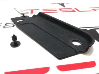 Крышка фонаря багажника Rivian R1T 1 поколение 2022, PT00039441