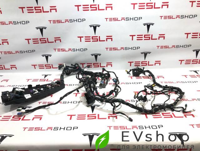 Электропроводка центральной панели Rivian R1T 1 поколение 2022, C100061770-E, PT00055484A.1 - фото №1