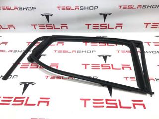 молдинг двери задней правой Rivian R1T 1 поколение 2022, PT00002212