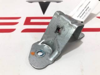 Кронштейн крепления обшивки двери Rivian R1T 1 поколение 2022, PT00240387