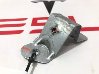 Кронштейн крепления обшивки двери Rivian R1T 1 поколение 2022, PT00240385