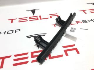 направляющая стеклоподъемника переднего Rivian R1T 1 поколение 2022, PT00002315, PT00046300