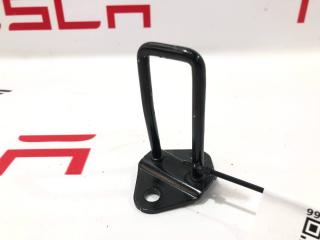 петля замка капота Rivian R1T 1 поколение 2022