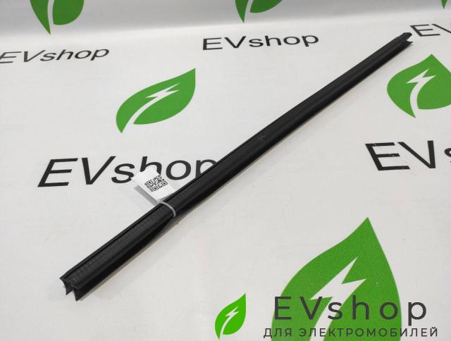 Уплотнитель стекла внутренний двери Audi e-tron 1 поколение 2019, электро, 4KE.837.479 - фото №1